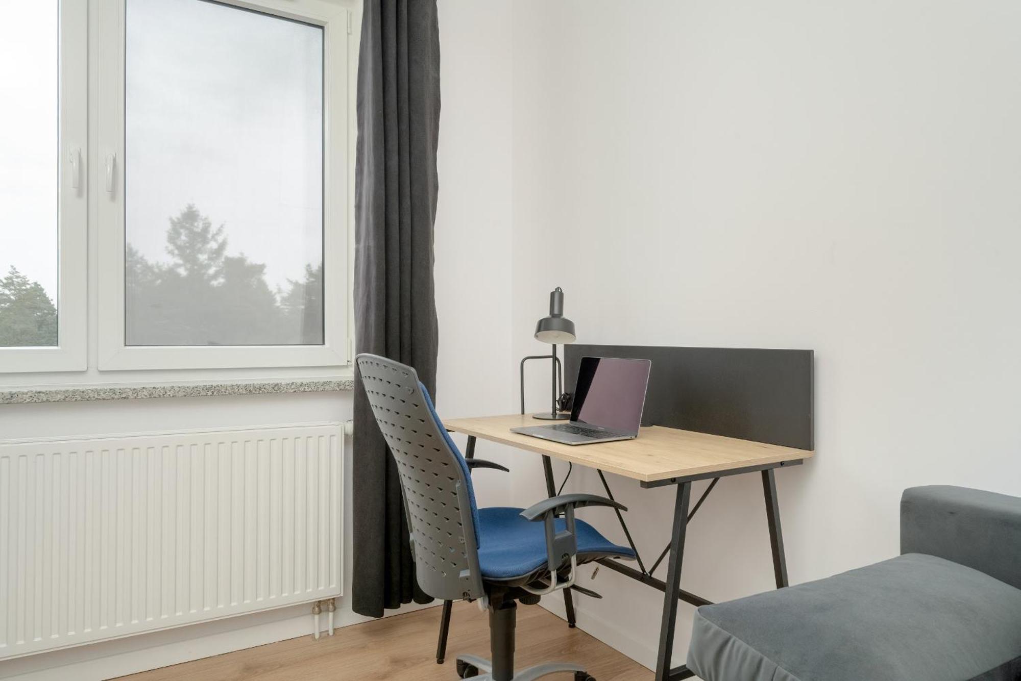 With 2 Bedrooms & Balcony And Free Garage By Renters Apartment *