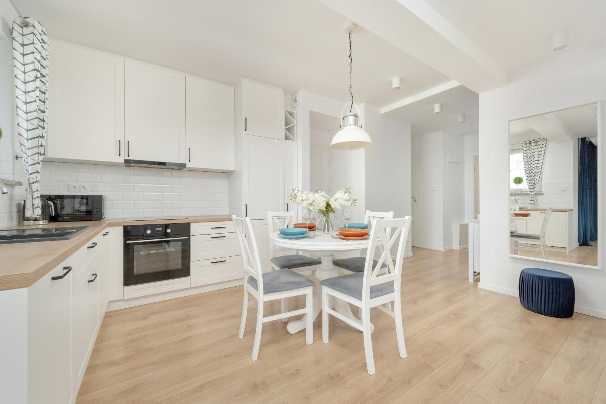 Apartment With 2 Bedrooms & Balcony And Free Garage By Renters *