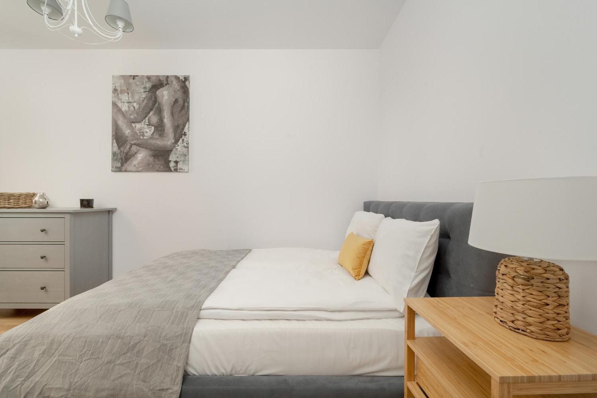 With 2 Bedrooms & Balcony And Free Garage By Renters Apartment Wroclaw