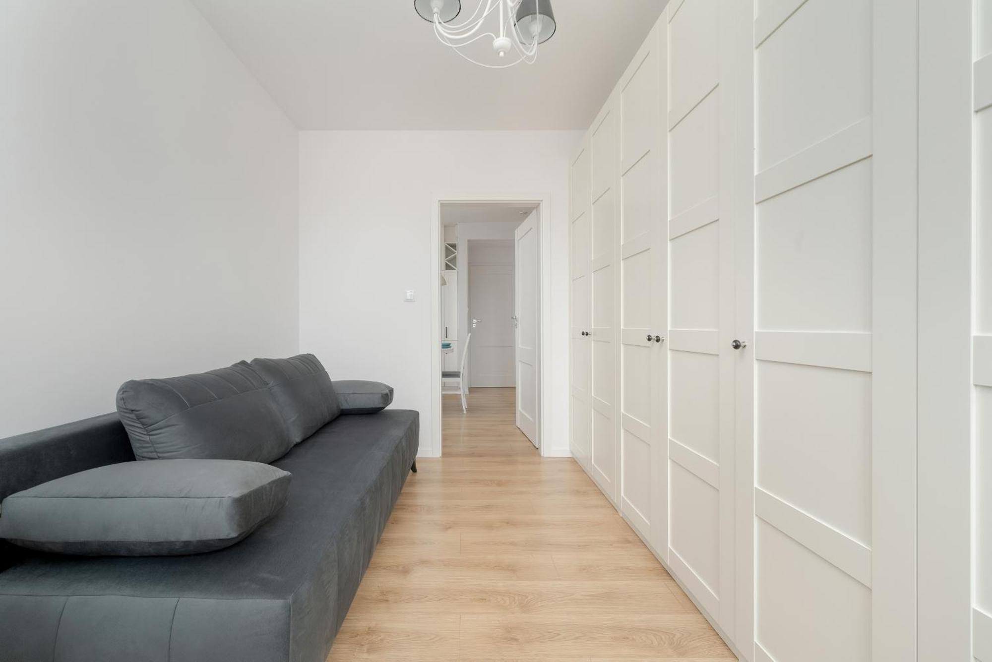 Apartment With 2 Bedrooms & Balcony And Free Garage By Renters