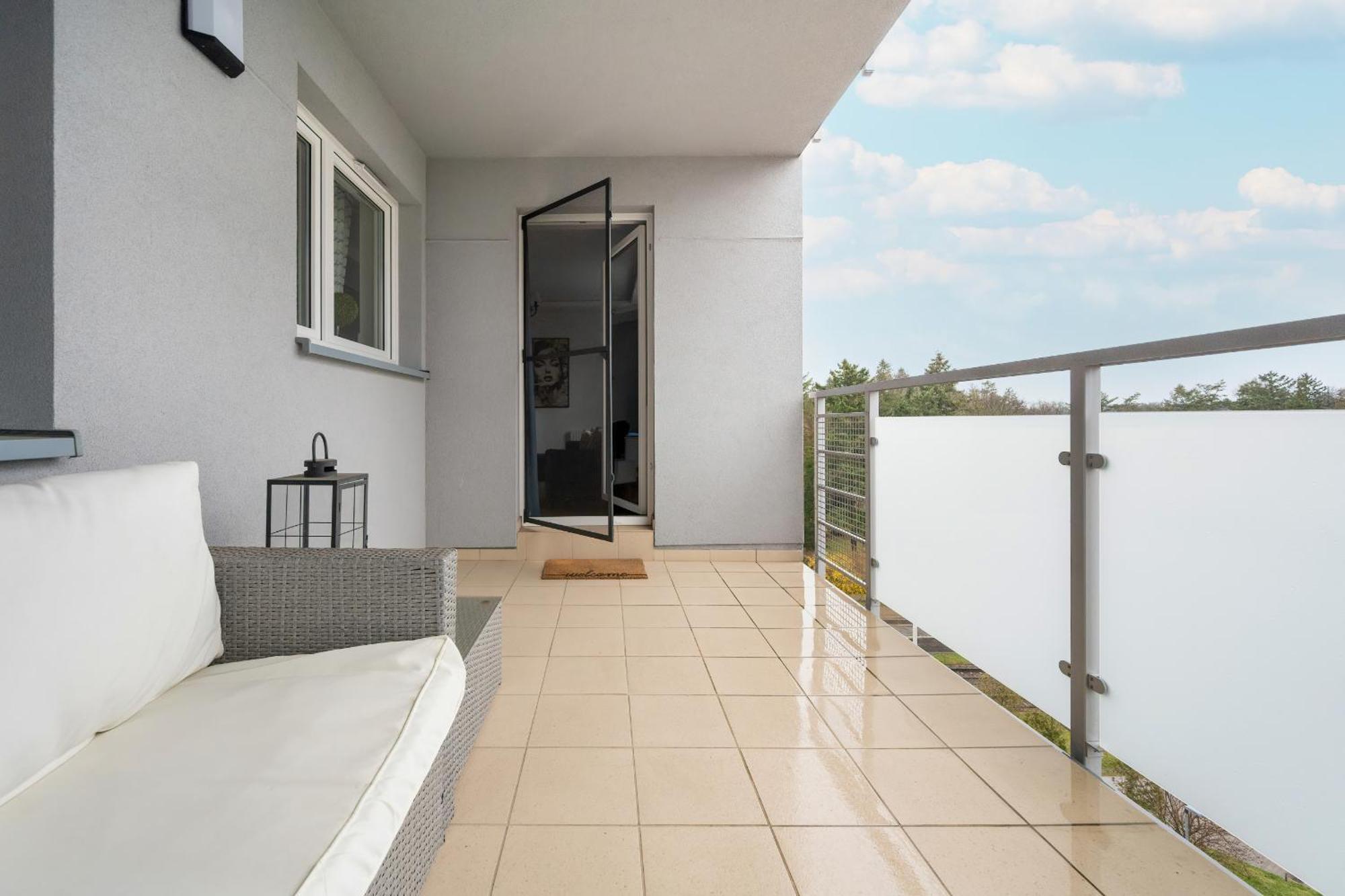 Apartment With 2 Bedrooms & Balcony And Free Garage By Renters