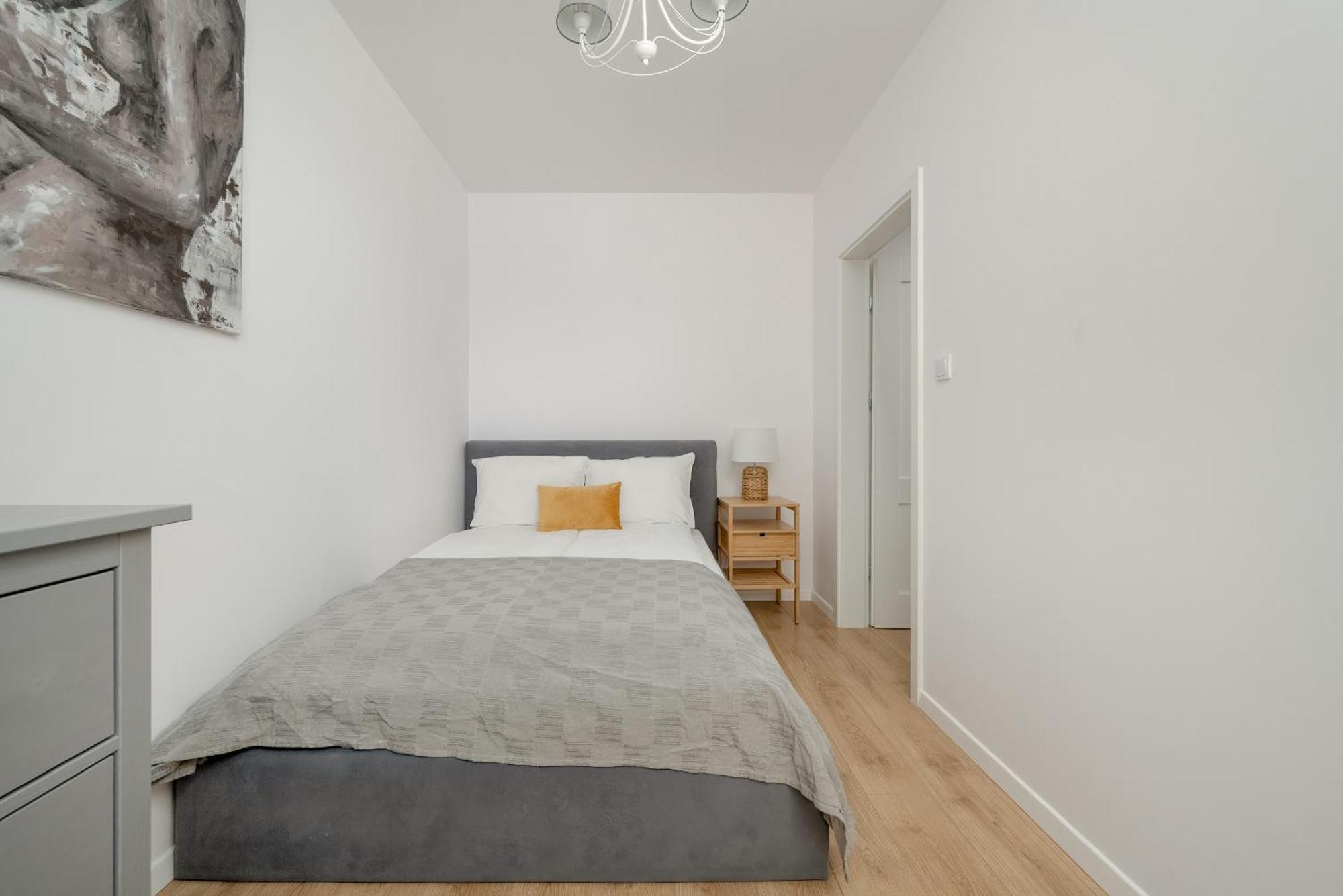 With 2 Bedrooms & Balcony And Free Garage By Renters *