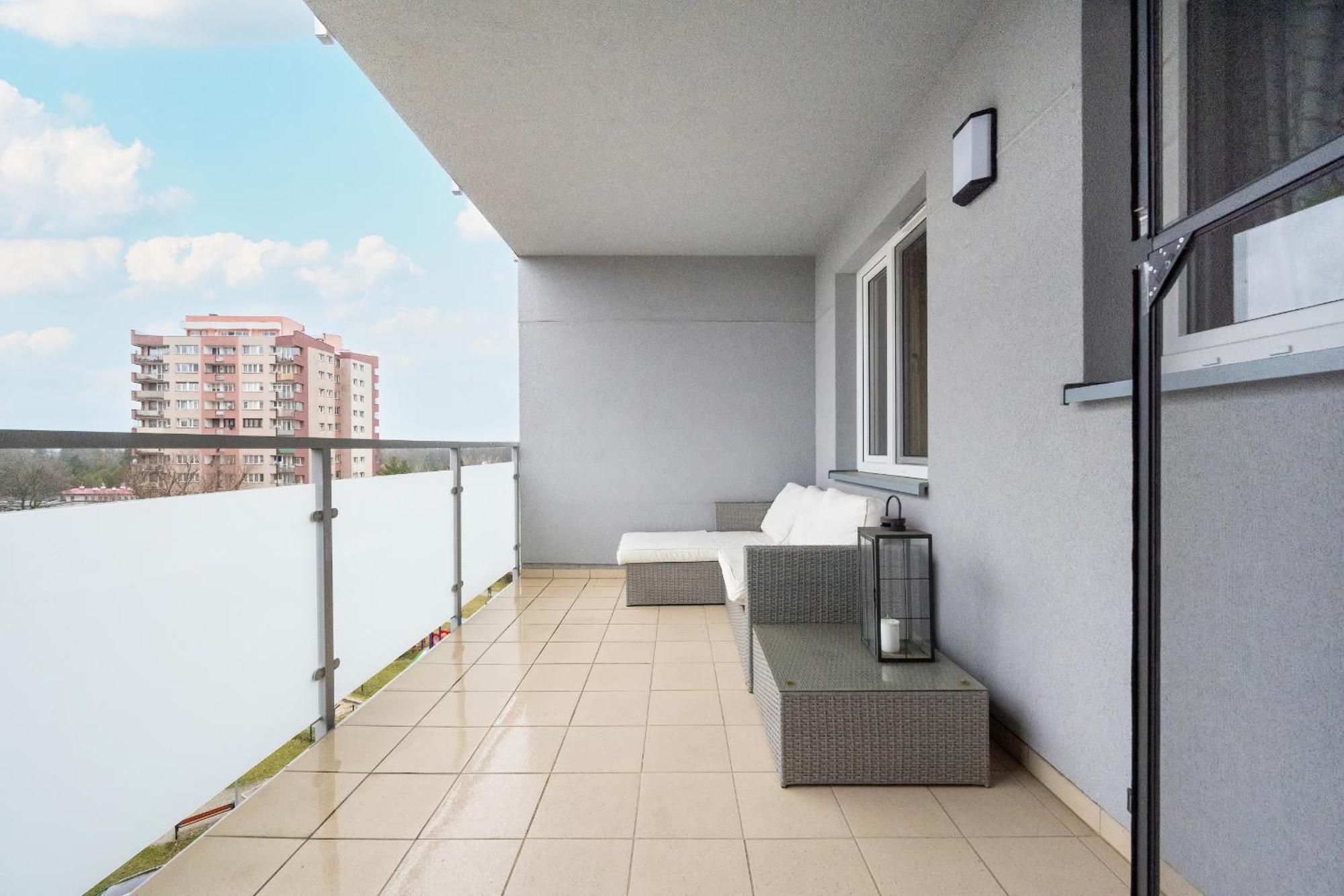With 2 Bedrooms & Balcony And Free Garage By Renters * Wroclaw