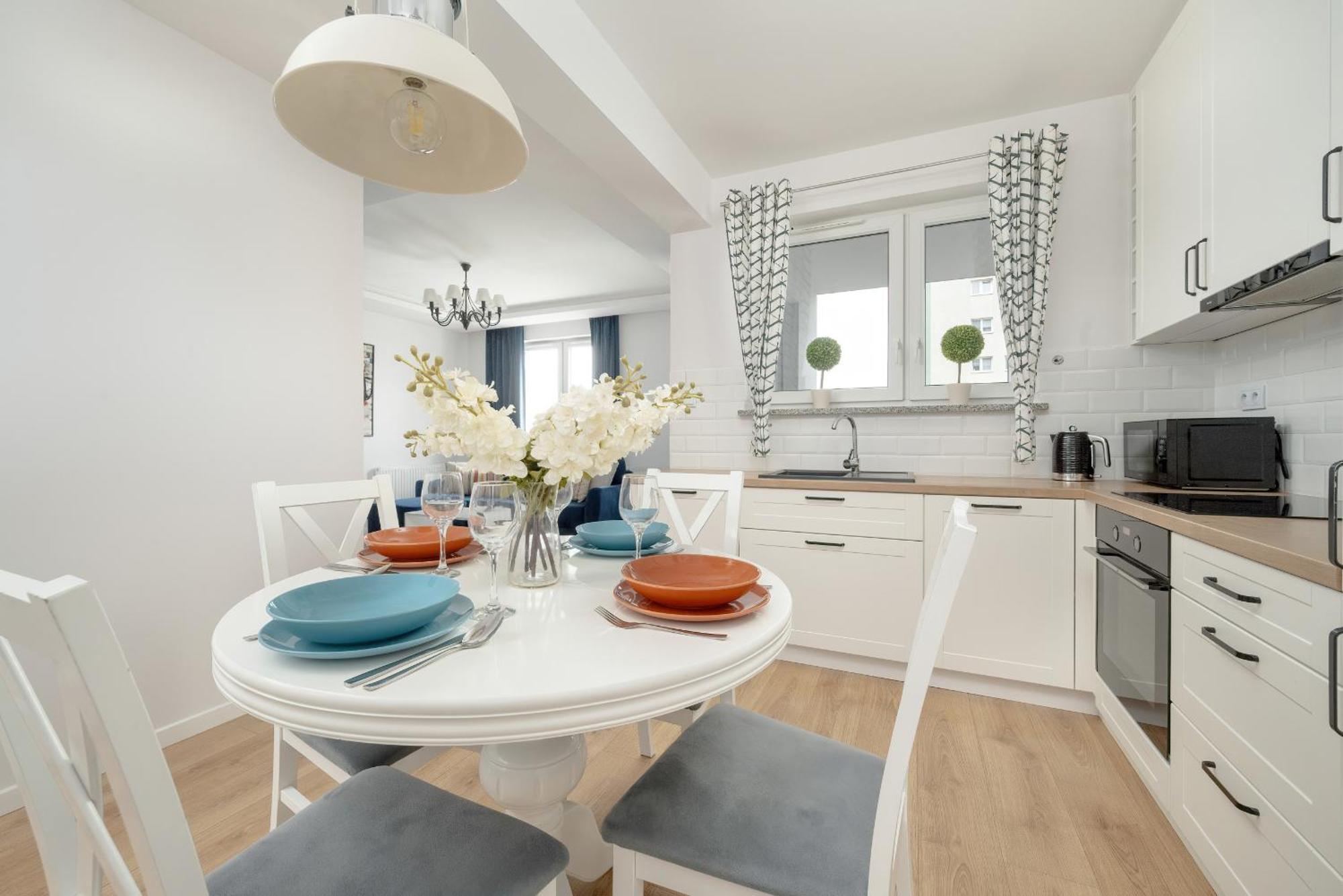 With 2 Bedrooms & Balcony And Free Garage By Renters Apartment Wroclaw