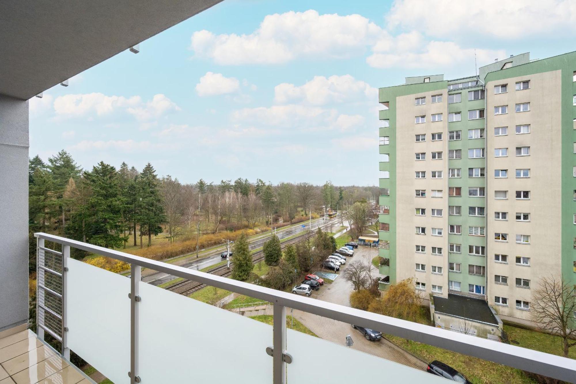 With 2 Bedrooms & Balcony And Free Garage By Renters Apartment
