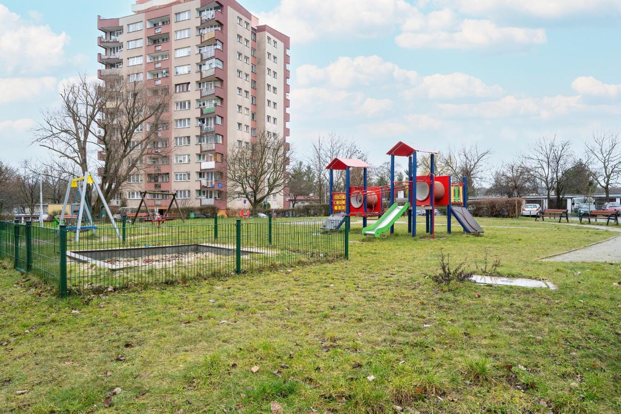 With 2 Bedrooms & Balcony And Free Garage By Renters